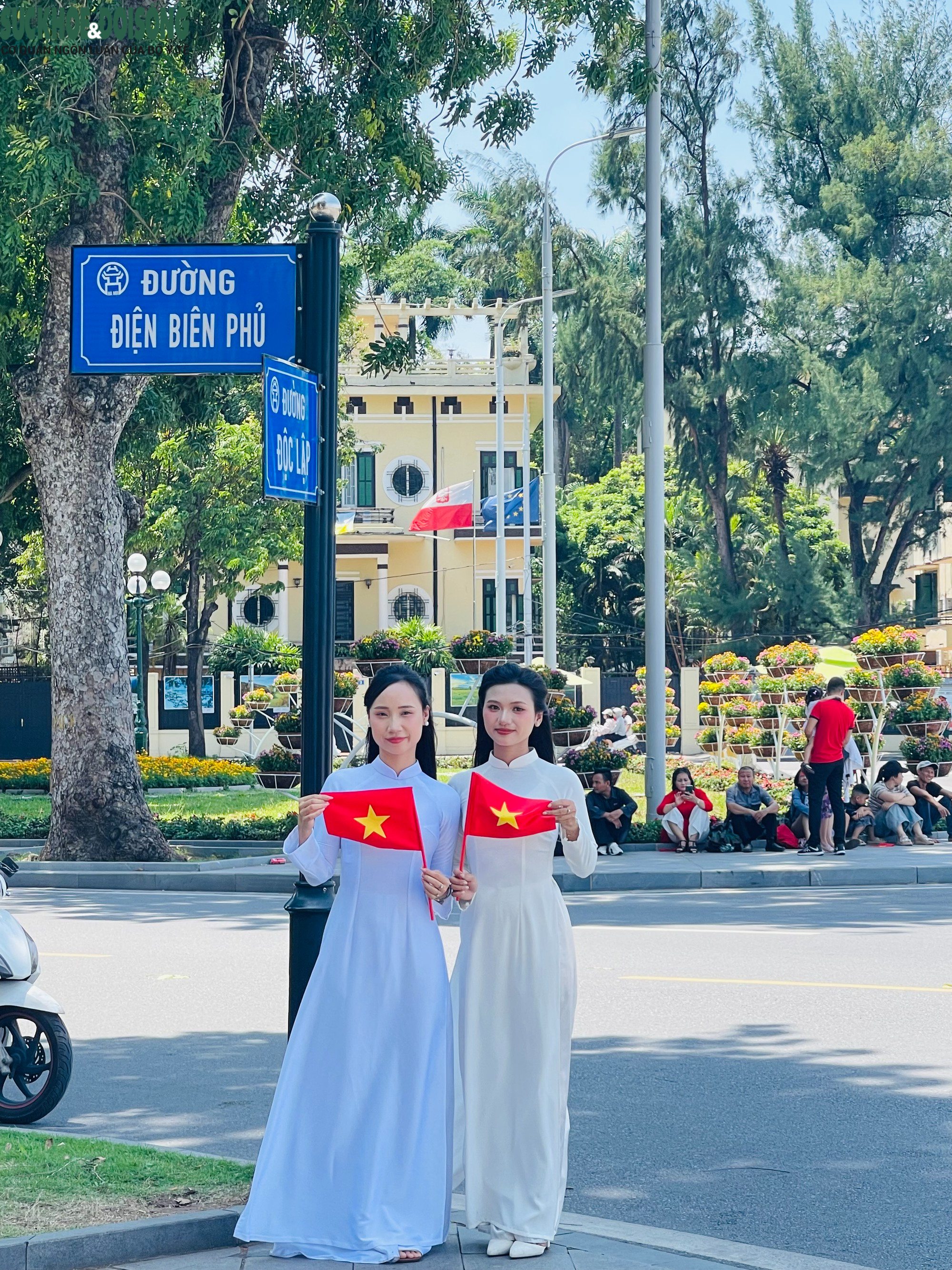 base64-17881607455011293842708 Người dân nô nức về Quảng trường Ba Đình chụp ảnh dịp Quốc khánh- Ảnh 8.