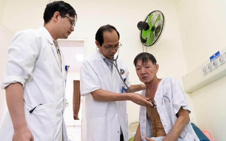 Can thiệp cứu cụ ông mắc 3 bệnh mạch máu nguy hiểm- Ảnh 3.