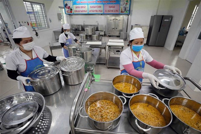 bep-an-truong-hoc-an-toan-1775183309069673923460 Hà Nội Triển Khai Hệ Thống HanoiCheck và Công Nghệ AI Để Đảm Bảo An Toàn Thực Phẩm Trong Trường Học - Ảnh 2.