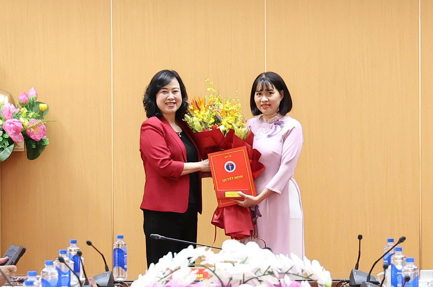 bo-nhiem-cuc-attp-17866115752691894168248 Bộ trưởng Đào Hồng Lan trao quyết định tiếp nhận, điều động, bổ nhiệm lãnh đạo Cục An toàn thực phẩm, Quỹ Phòng bệnh- Ảnh 1.