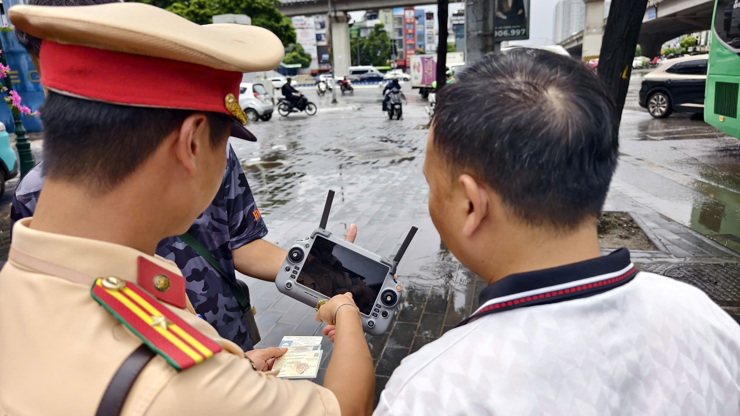 camera-ai-uav-vi-pham2-17867112397241386882727 Hà Nội triển khai UAV giám sát an toàn giao thông - Ảnh 2.
