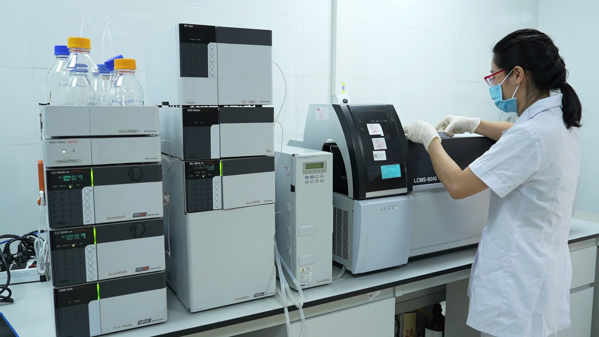 Cán bộ CDC Quảng Ninh thực hiện kiểm nghiệm. Cán bộ CDC Quảng Ninh thực hiện kiểm nghiệm.