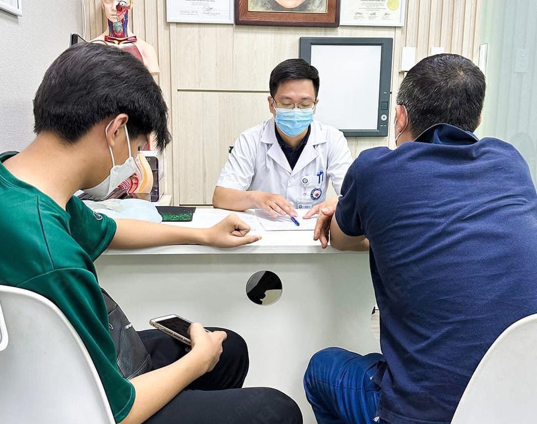 cat-bao-quy-dau-1691555072252587186627 Khi nào nam giới thực sự cần phải cắt bao quy đầu - Ảnh 1.