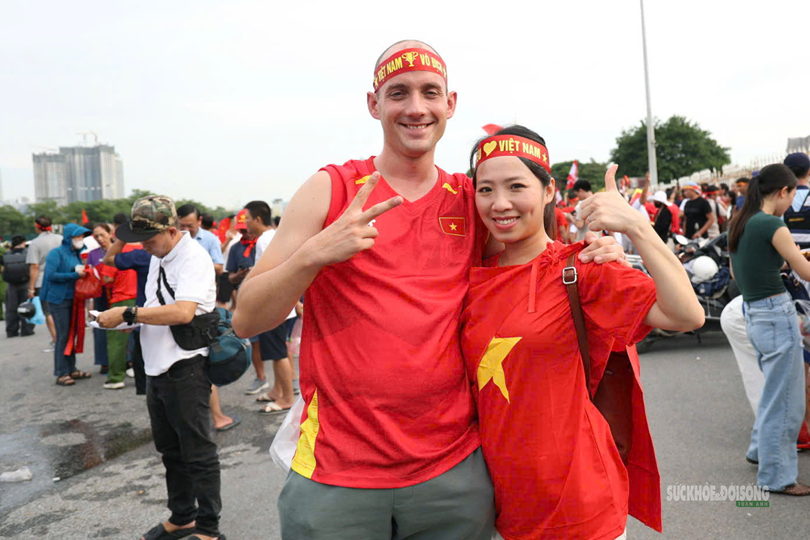 co-do-sao-vang-ruc-ro-truoc-tran-luot-ve-tranh-cup-9-178774147137175988061 Cờ đỏ sao vàng rực rỡ trước trận lượt về tranh cúp AFF Cup 2026 - Ảnh 8.