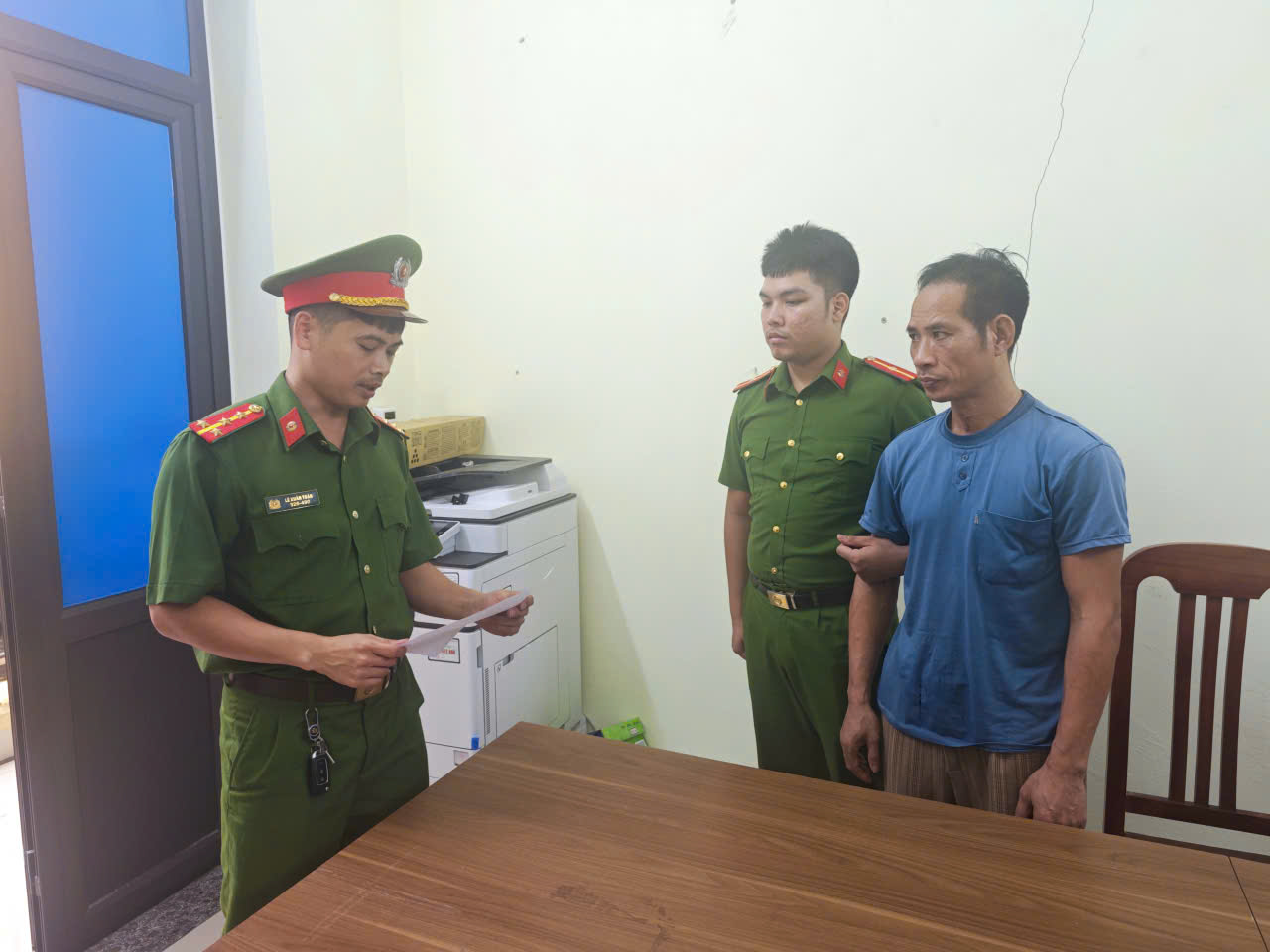 co-quan-canh-sat-dieu-tra-cong-bo-quyet-dinh-khoi-to-doi-voi-bi-can-nguyen-van-huong-1786009488658854672967 Bắt đối tượng nhiều lần mang dao bầu đến nhà hàng xóm đe dọa - Ảnh 1.