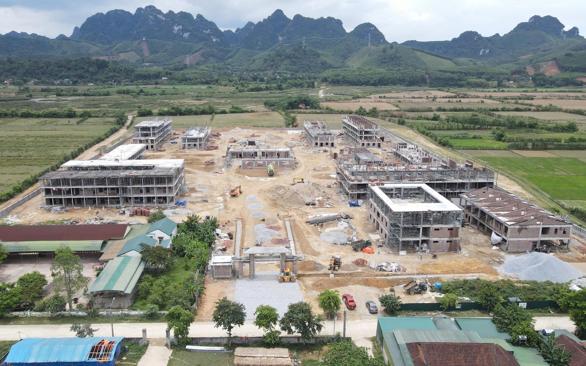 Cán bộ quân đội hỗ trợ xây dựng trường học cho học sinh vùng biên