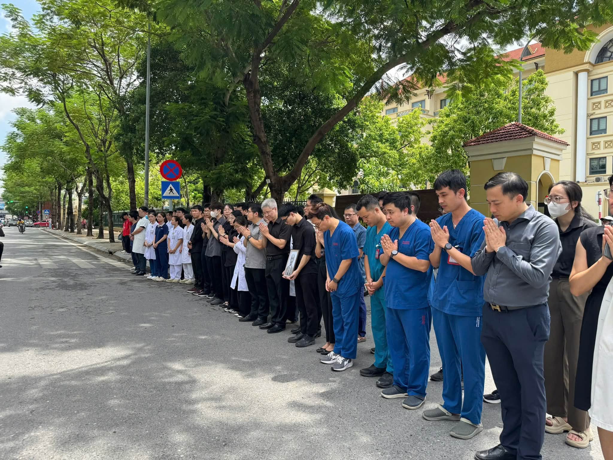 Hàng nghìn học trò chờ ở bệnh viện, trường y xúc động tiễn đưa GS Vũ Văn Đính- Ảnh 2.