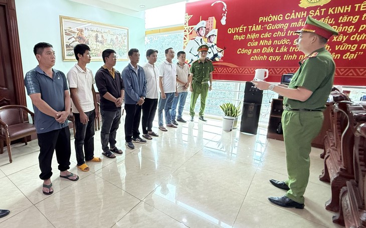 Khởi tố 8 đối tượng đưa và nhận hối lộ