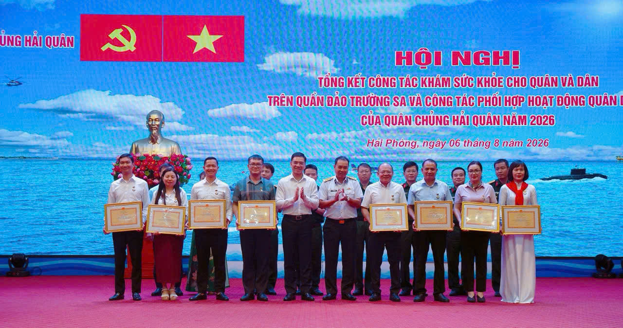Nhiều cán bộ y tế được khen thưởng sau khám sức khỏe Trường Sa năm 2026 - Ảnh 6.