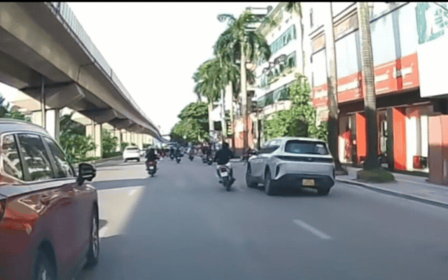 Mối Nguy Hiểm Từ Hành Vi Giao Thông Tại Hà Nội: Tạt Đầu Và Đánh Võng