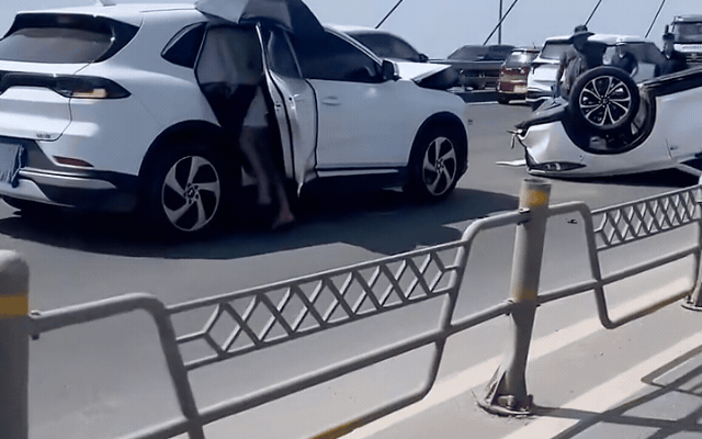 download-1786963869365795286029 Danh tính các tài xế vụ tai nạn liên hoàn 4 ô tô trên cầu Nhật Tân- Ảnh 2