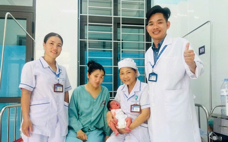 Nhân viên y tế kịp thời hỗ trợ sản phụ sinh con giữa đường- Ảnh 2.