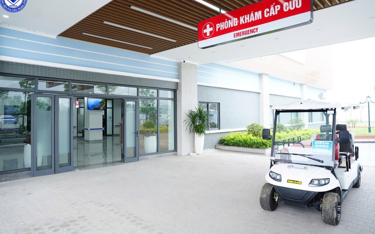Taxi chở cụ bà 83 tuổi đột quỵ kẹt giữa dòng xe, CSGT lập tức mở đường- Ảnh 1.