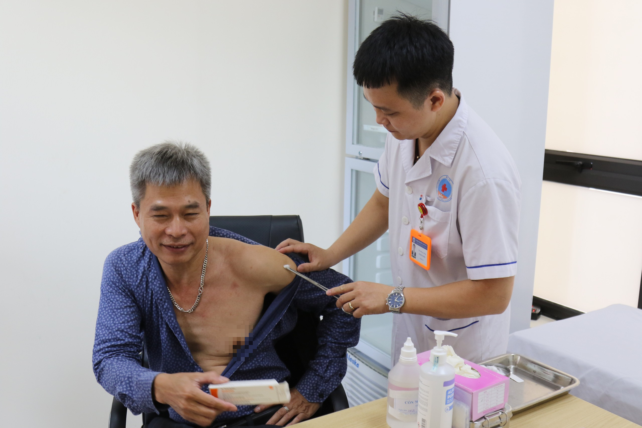 edit-sau-60-tuoi-nen-tiem-vaccine-gi-1787647112697278251923 Tại Sao Người Trên 60 Tuổi Cần Tiêm Vaccine Đầy Đủ Để Bảo Vệ Sức Khỏe? - Ảnh 1.