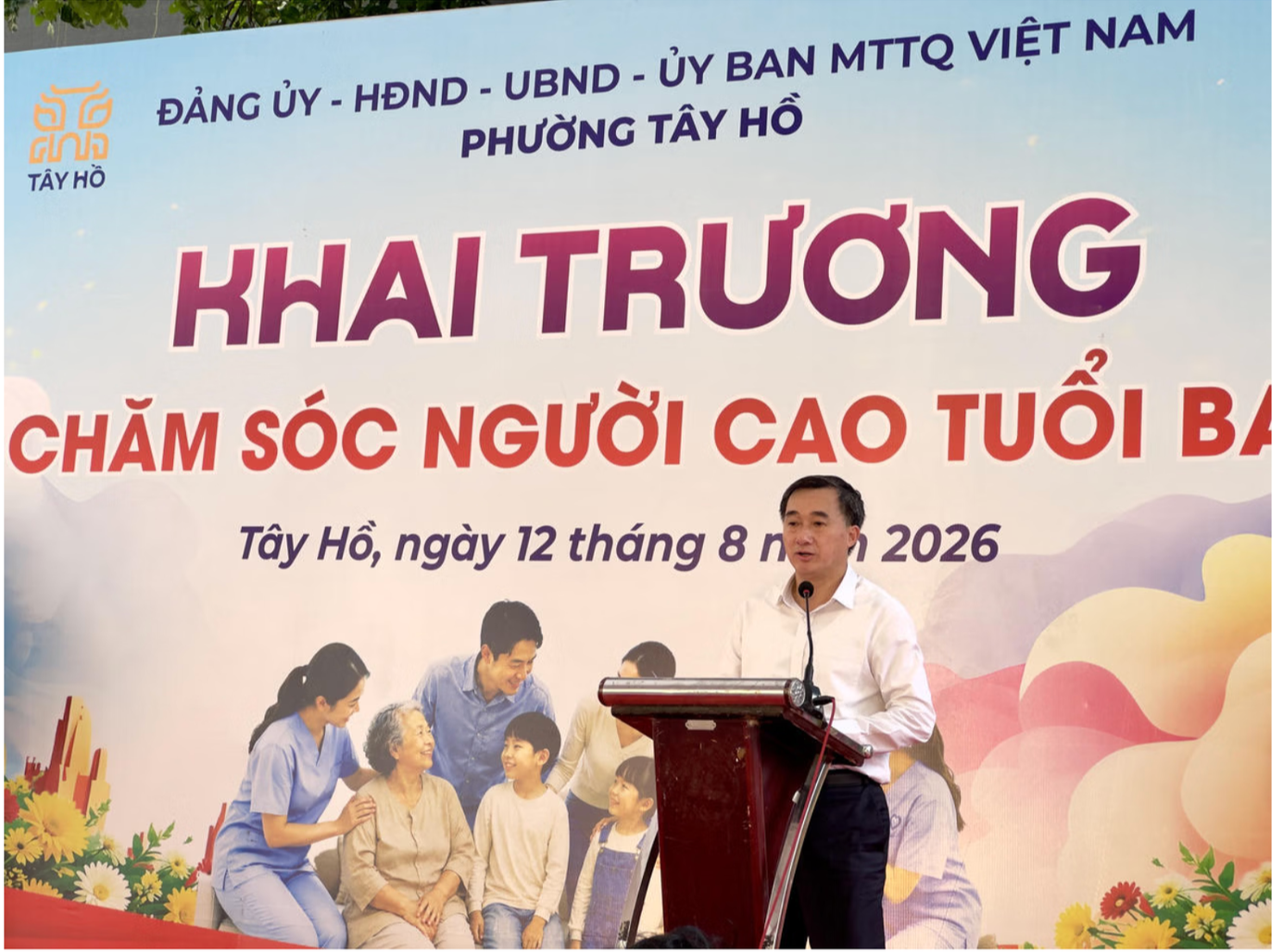 Thứ trưởng Trần Văn Thuấn phát biểu khai trương mô hình chăm sóc người cao tuổi Thứ trưởng Trần Văn Thuấn phát biểu khai trương mô hình chăm sóc người cao tuổi