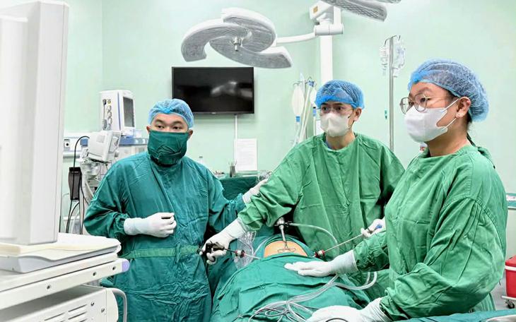 Câu Chuyện Cảm Động: Phẫu Thuật Cấp Cứu Giải Cứu Một Phụ Nữ 29 Tuổi Bị Vỡ Nang Buồng Trứng- Ảnh 2.