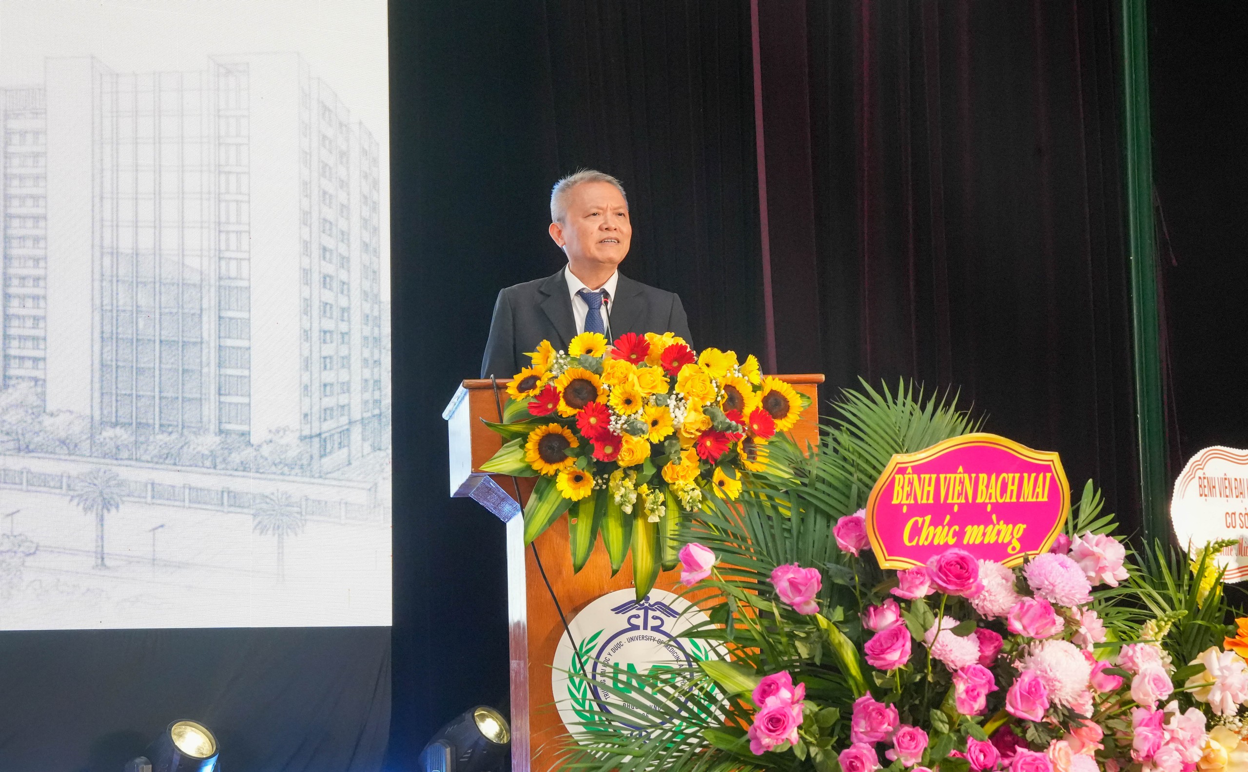 Người đứng đầu Trường Đại học Y Dược phát biểu