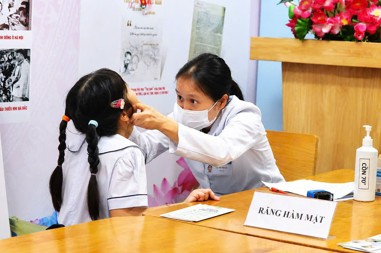 Chiến Dịch Theo Dõi Sức Khỏe Học Sinh TPHCM - Ảnh 1.