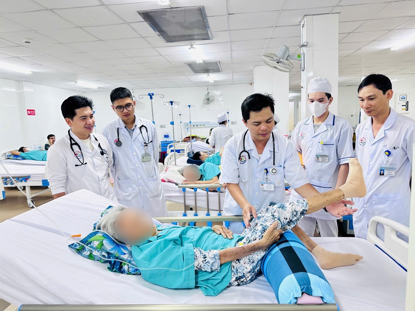 hinh-dot-dot-1-17861858002211270160009 Hàng loạt trường hợp đột quỵ nặng ở Khánh Hòa được cứu sống kịp thời - Ảnh 1.