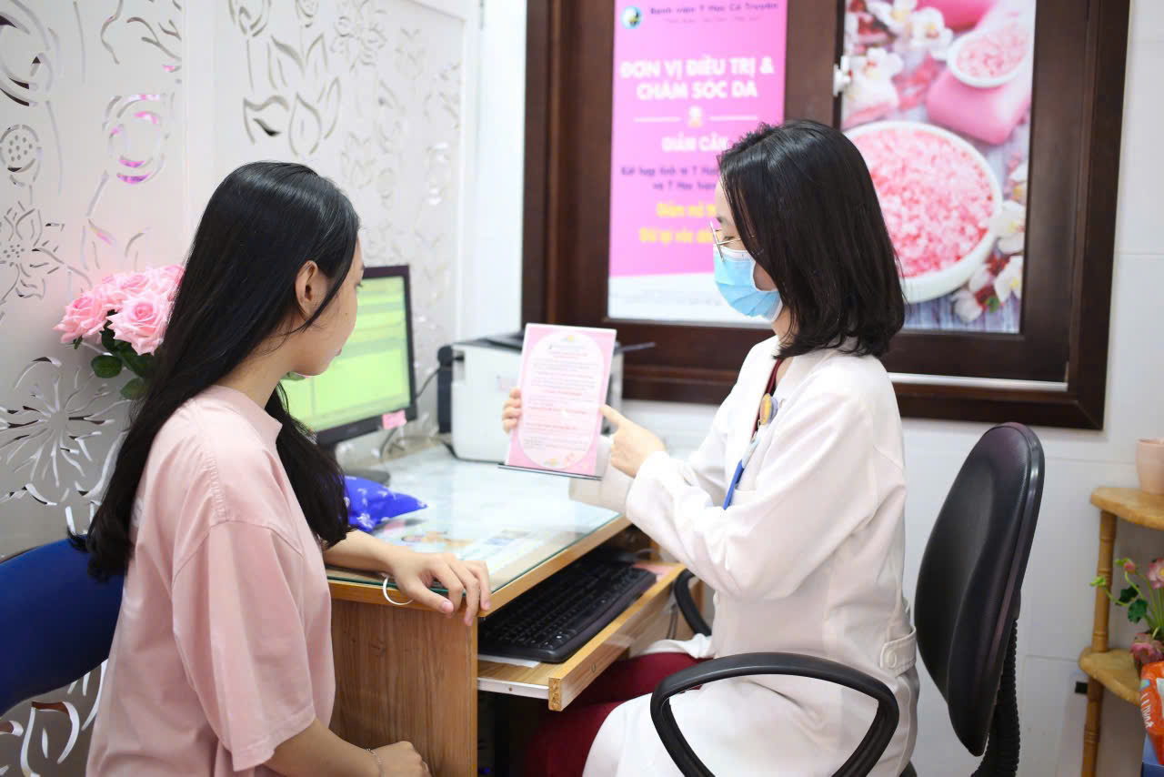 hinh-kham-da-29-5-17879960860821185838122 Cô gái 20 tuổi bùng phát bệnh nặng do tự ý bôi Corticoid dài ngày- Ảnh 1.