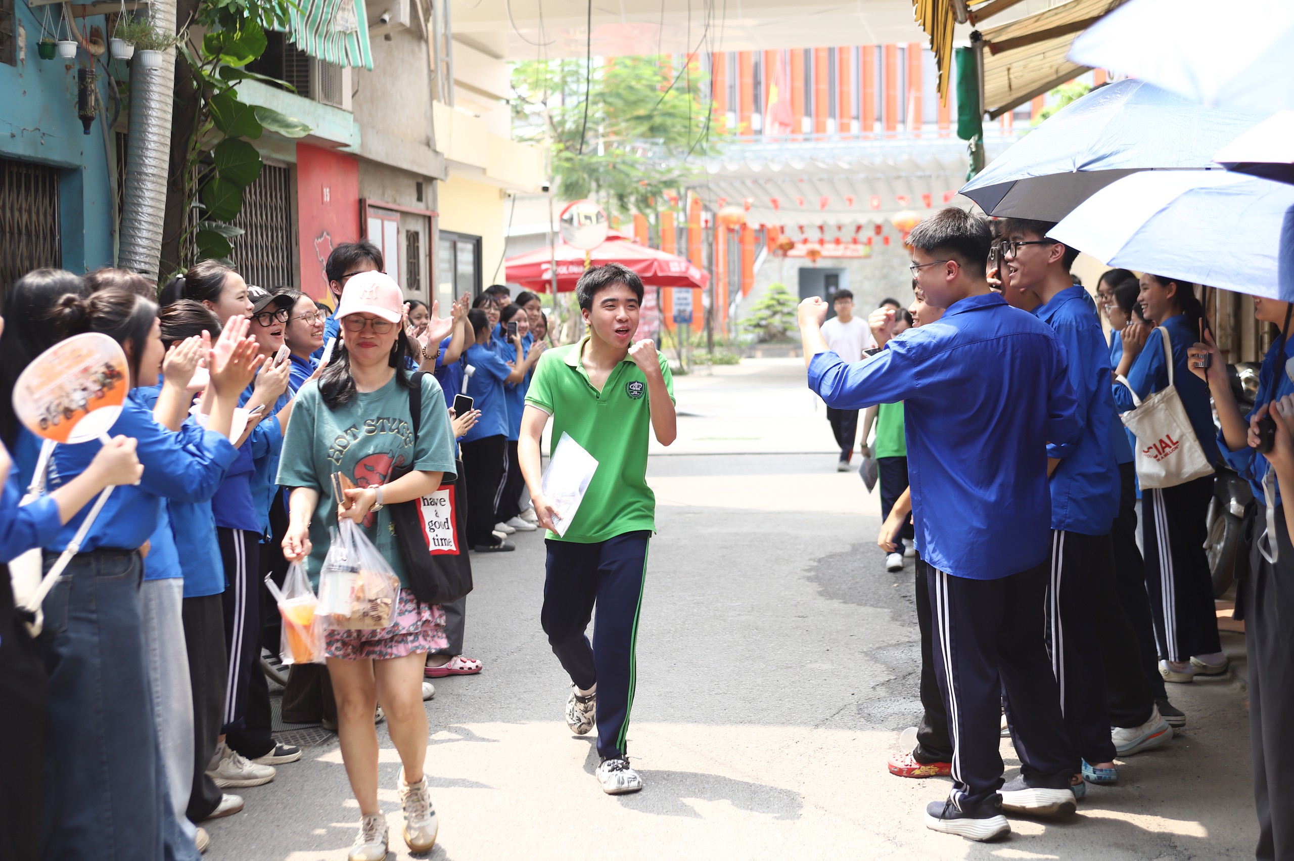 hoc-sinh-thi-cu-61-1786521370036553154865 Miền Bắc sắp đón đợt mưa dông mạnh giải nhiệt nắng nóng gay gắt- Ảnh 1.