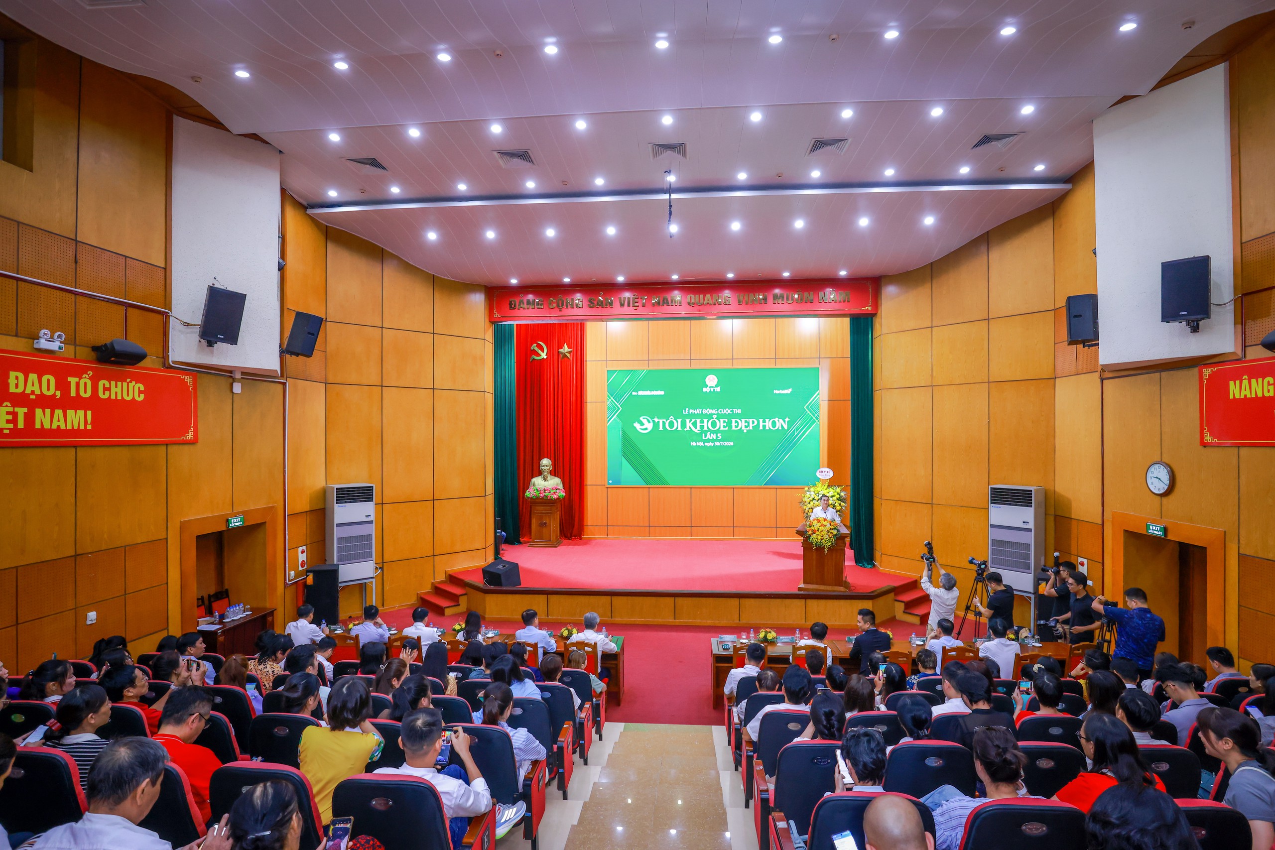 Khởi động Cuộc thi Tôi khỏe đẹp hơn với sự tham gia của lãnh đạo Bộ Y tế và đại diện Herbalife. Khởi động Cuộc thi Tôi khỏe đẹp hơn với sự tham gia của lãnh đạo Bộ Y tế và đại diện Herbalife.