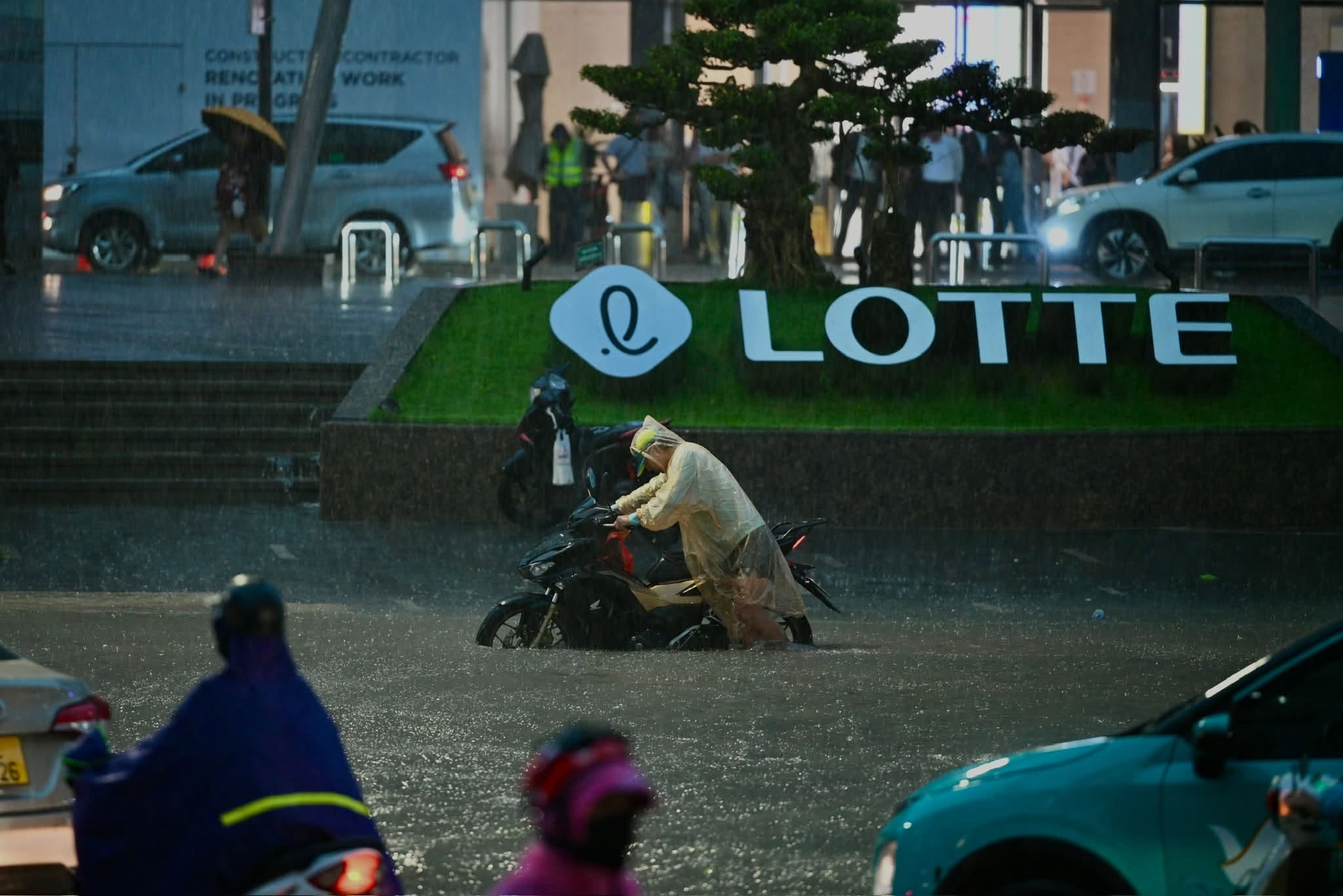 Hình ảnh các tuyến phố Hà Nội ngập nặng đúng giờ tan tầm- Ảnh 9.