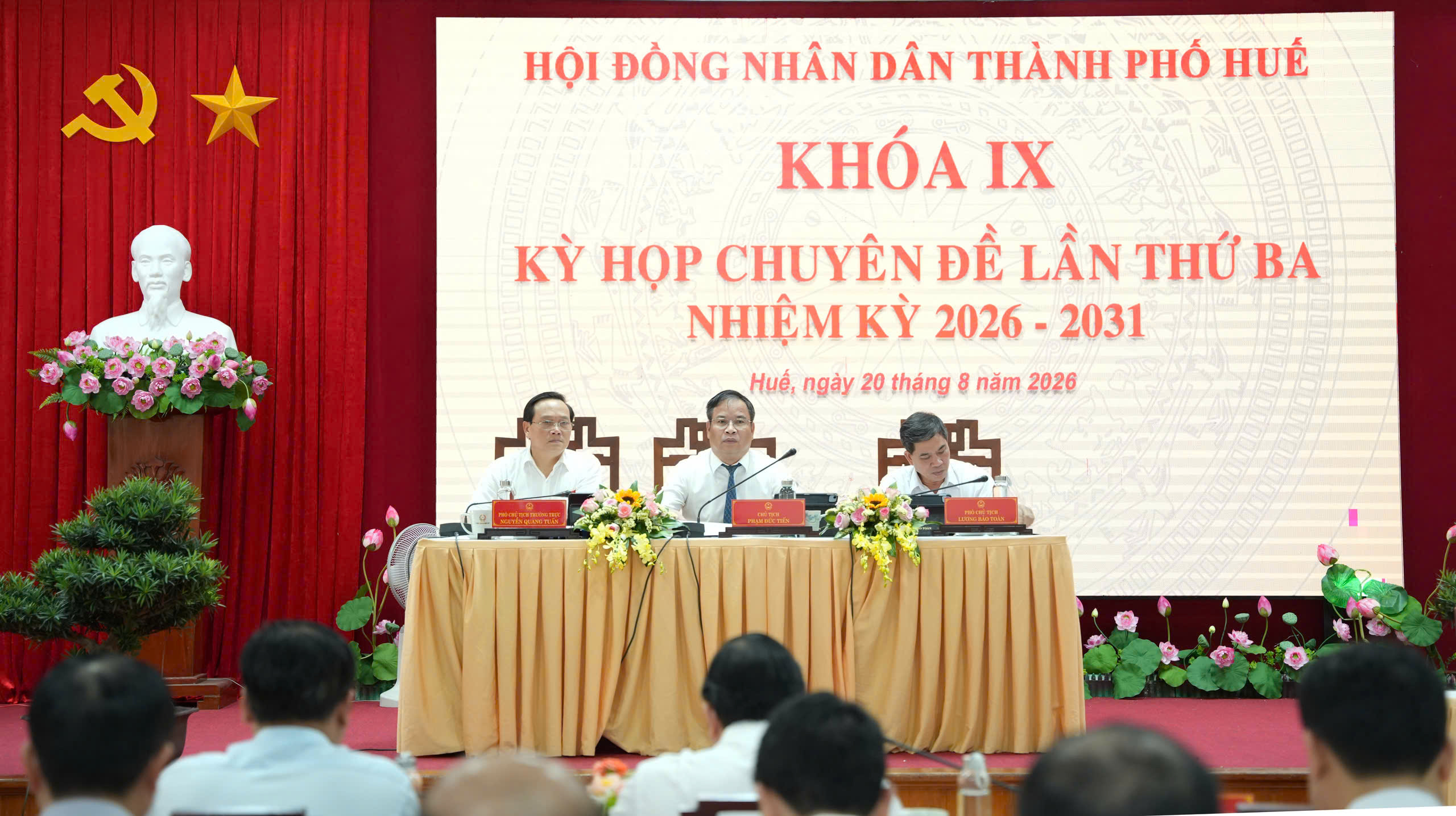 hue-hop-nhat-2-so-ubnd-tp-con-13-co-quan-chuyen-mon-1787223425497330503168 Huế hợp nhất 2 sở, còn 13 cơ quan chuyên môn thuộc UBND thành phố- Ảnh 1.