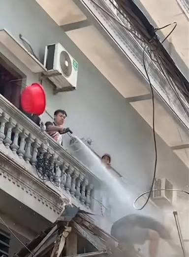 Khởi Tố Hành Vi Xịt Nước Áp Lực Cao Gây Thương Tích Tại Tây Phương