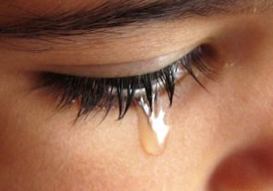 Những Nguyên Nhân Khiến Bạn Chảy Nước Mắt Sống Và Cách Nhận Biết
