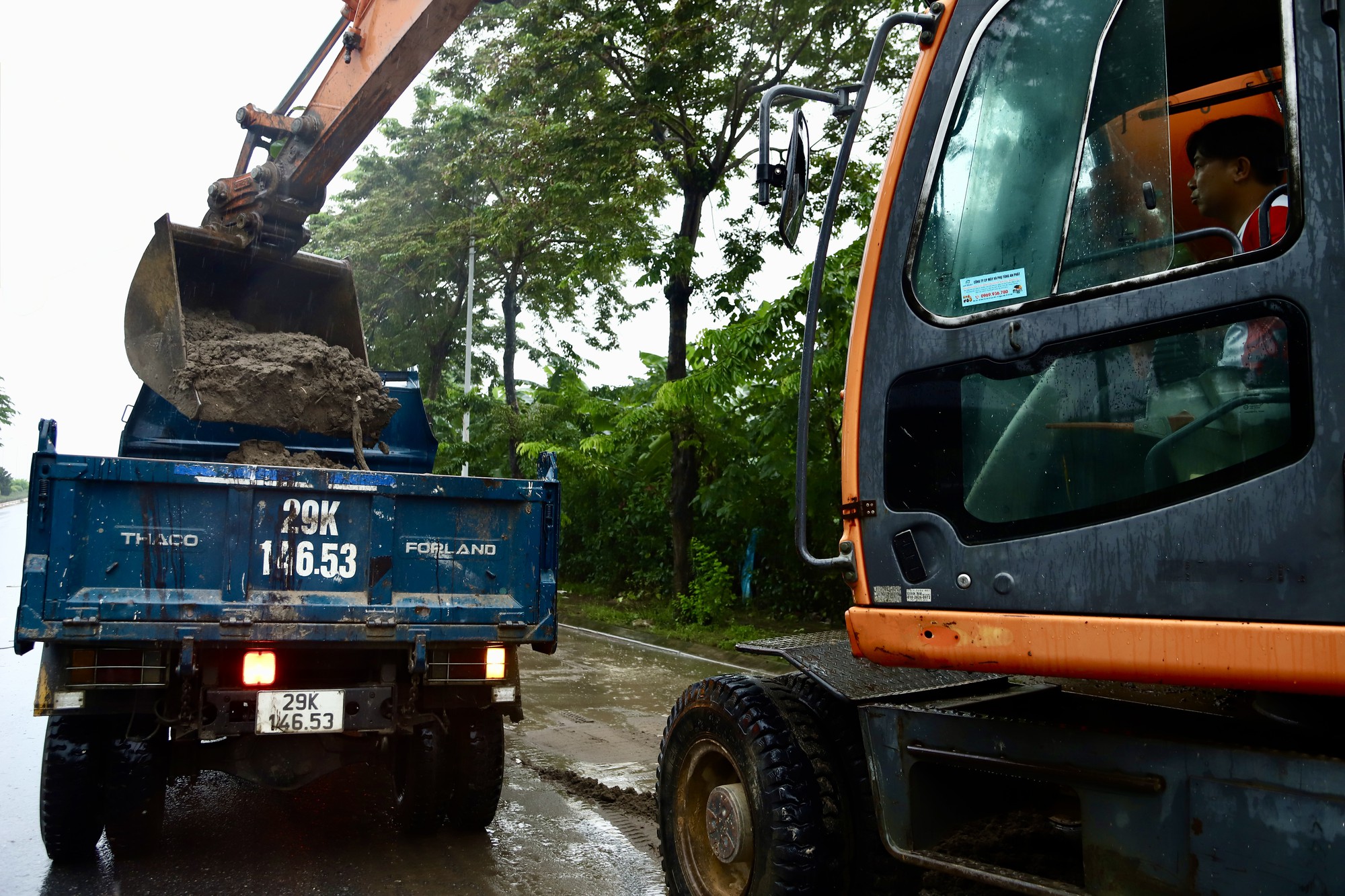 Công nhân 'đội mưa' dọn dẹp đường phố Hà Nội trước kỳ nghỉ Lễ Quốc khánh 2/9- Ảnh 8.