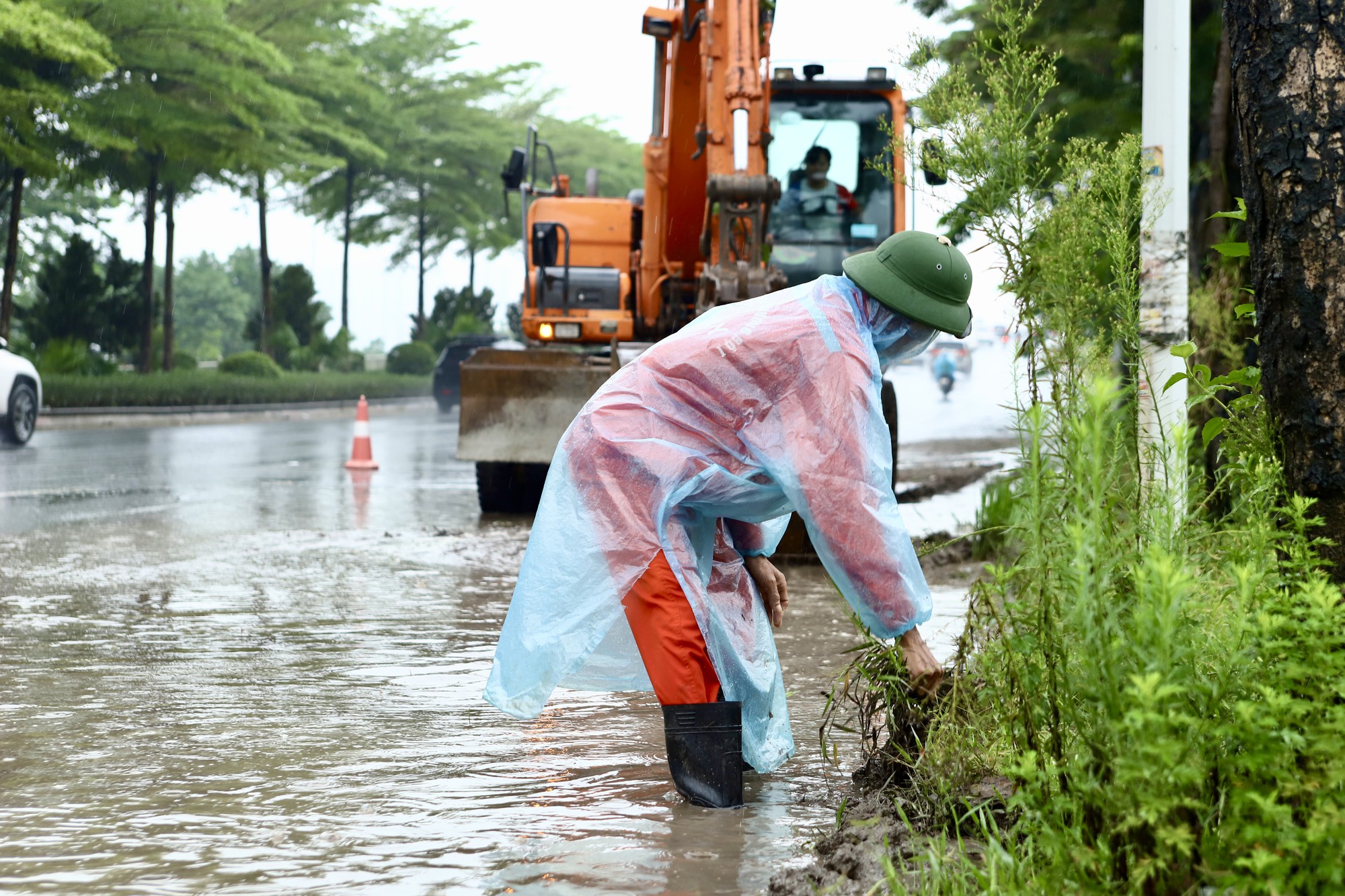 Công nhân 'đội mưa' dọn dẹp đường phố Hà Nội trước kỳ nghỉ Lễ Quốc khánh 2/9- Ảnh 5.