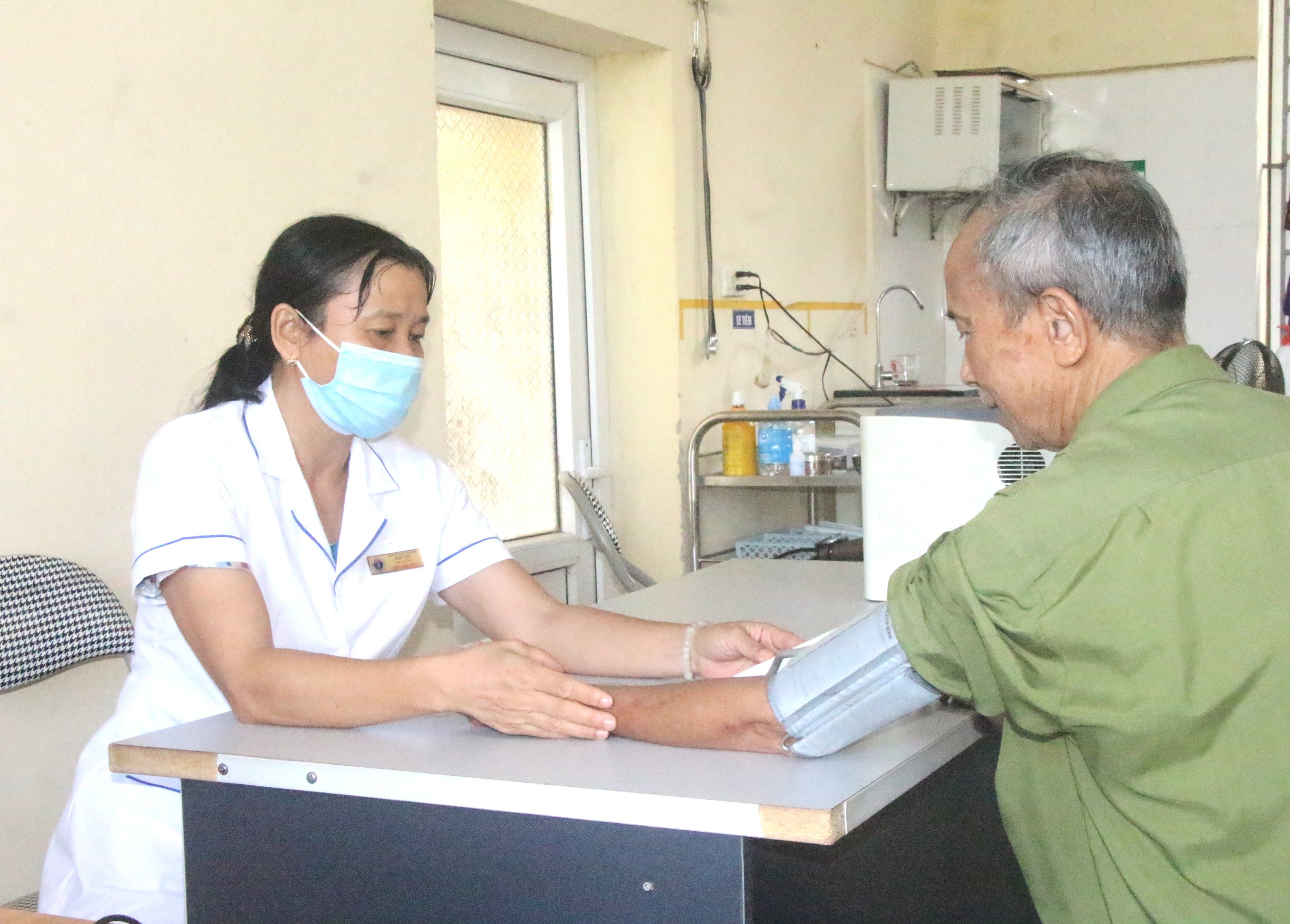 Khám sức khỏe tại Trạm Y tế Khám sức khỏe tại Trạm Y tế xã Khúc Thừa Dụ.