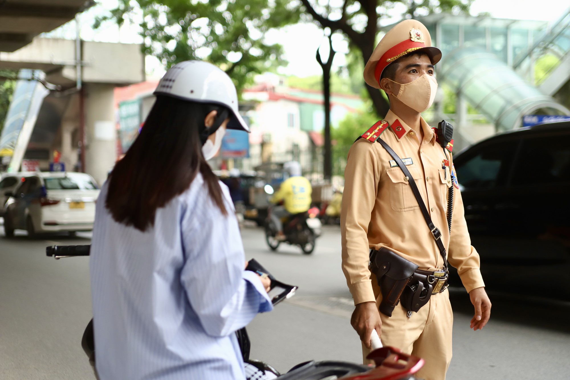 Cảnh sát giao thông xử lý vi phạm Cảnh sát giao thông xử lý vi phạm
