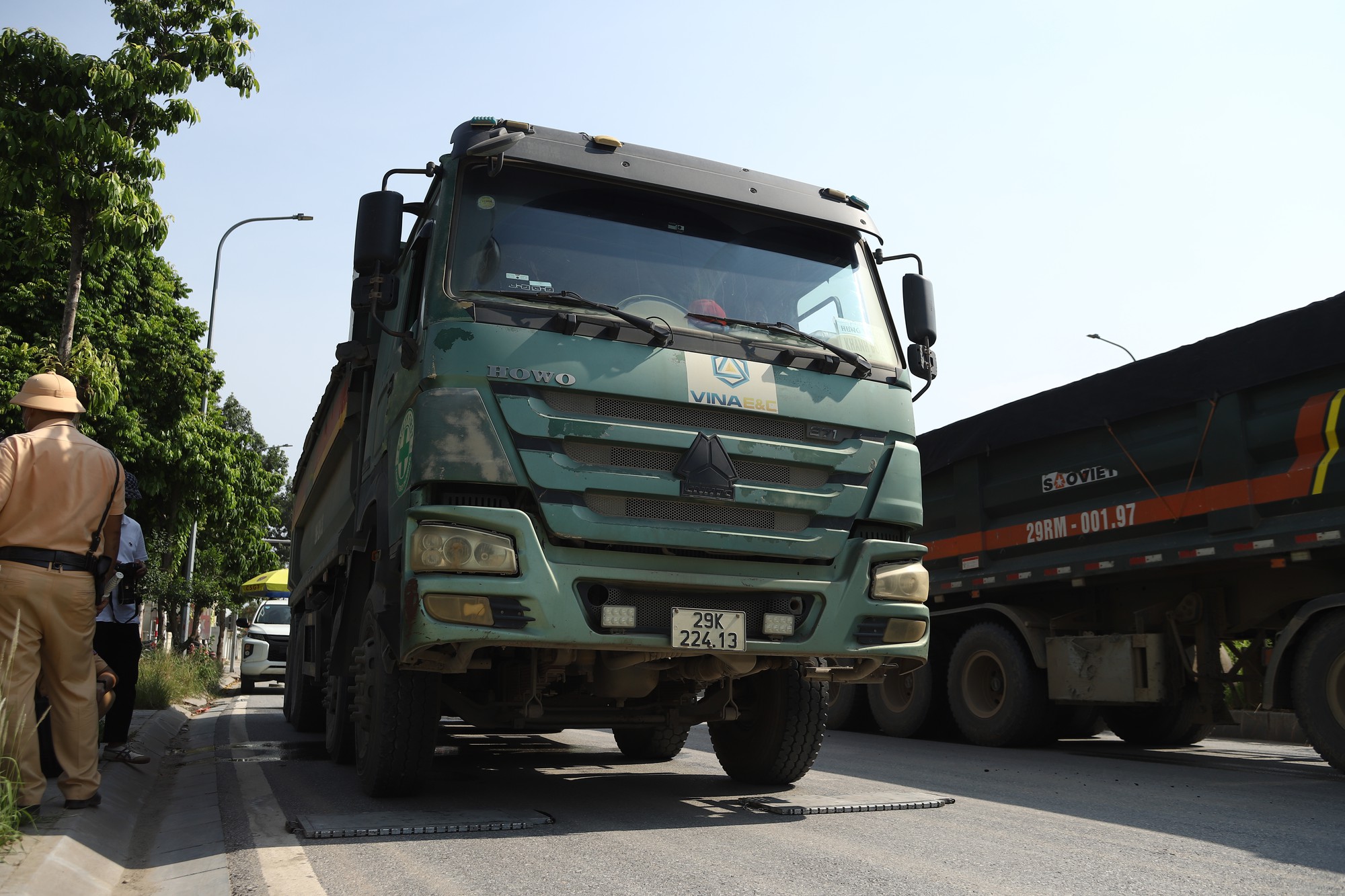 CSGT Hà Nội Tăng Cường Kiểm Tra Xe Tải Chở Đất Cát Để Đảm Bảo An Toàn Giao Thông