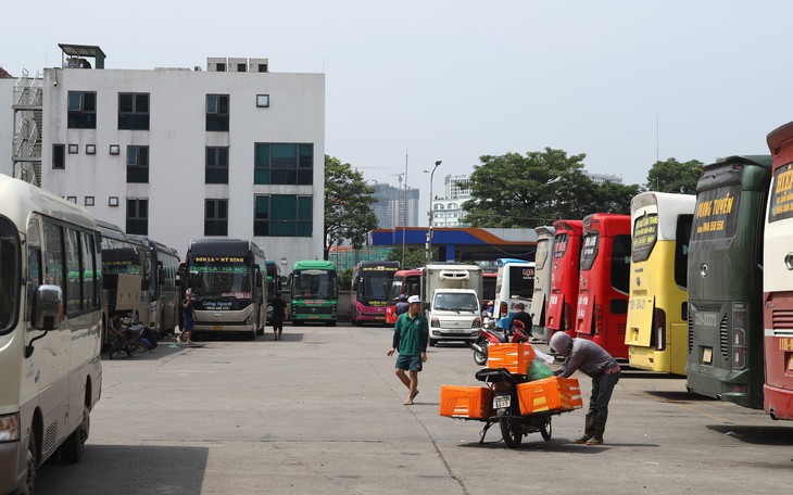 Công nhân 'đội mưa' dọn dẹp đường phố Hà Nội trước kỳ nghỉ Lễ Quốc khánh 2/9- Ảnh 1.