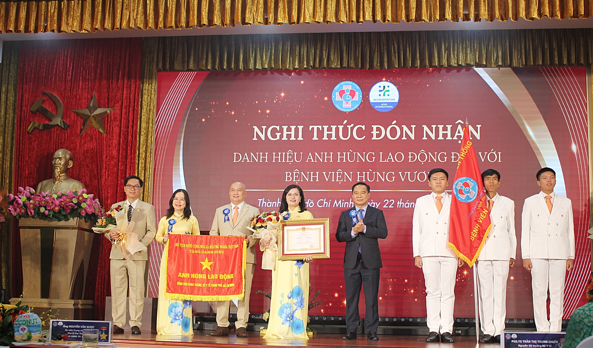 img5821-1787391902393582064842 Bệnh viện Hùng Vương đón nhận danh hiệu Anh hùng Lao động- Ảnh 1.