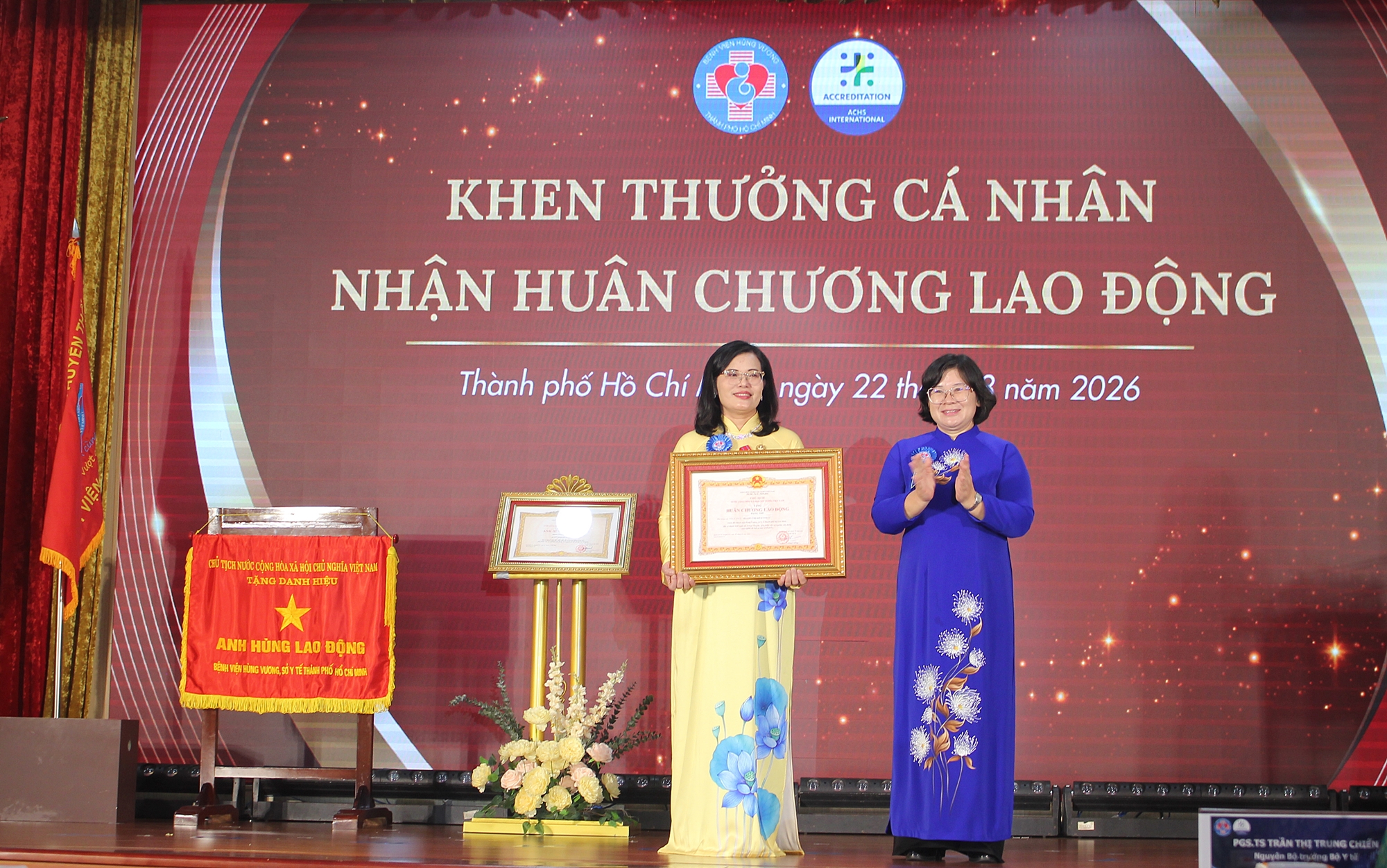 img5827-1787392023760192923602 Bệnh viện Hùng Vương đón nhận danh hiệu Anh hùng Lao động- Ảnh 2.