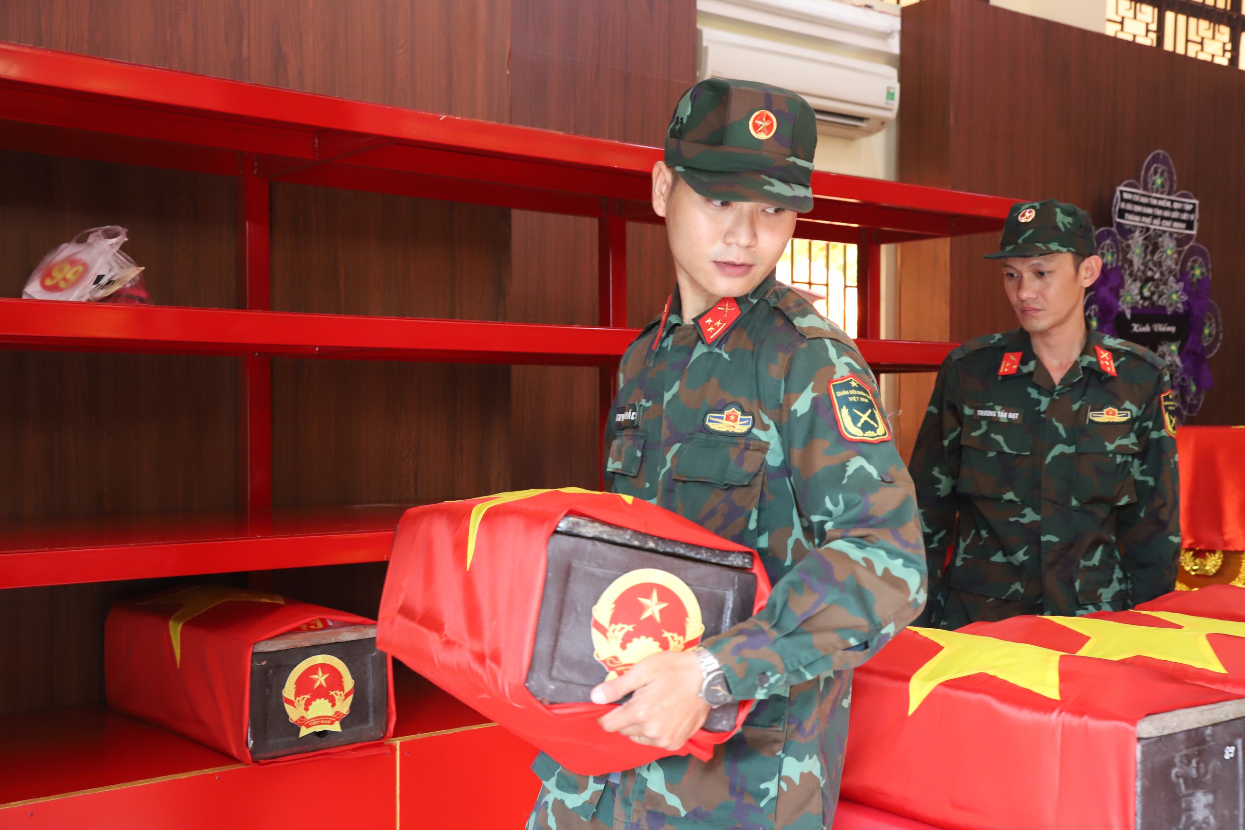 img6950-17872232522761307812979 Chuyển hơn 7.000 mẫu hài cốt liệt sĩ từ TPHCM ra Hà Nội giám định ADN- Ảnh 2.