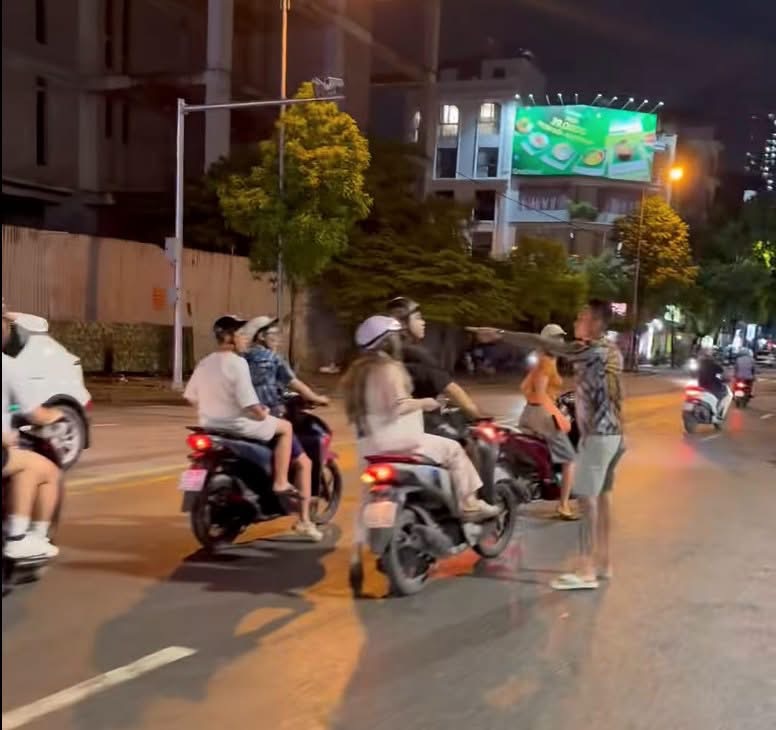 img9752-1787223621251714083067 Xác minh vụ người đàn ông đánh người giữa đường ở Hà Nội- Ảnh 1.