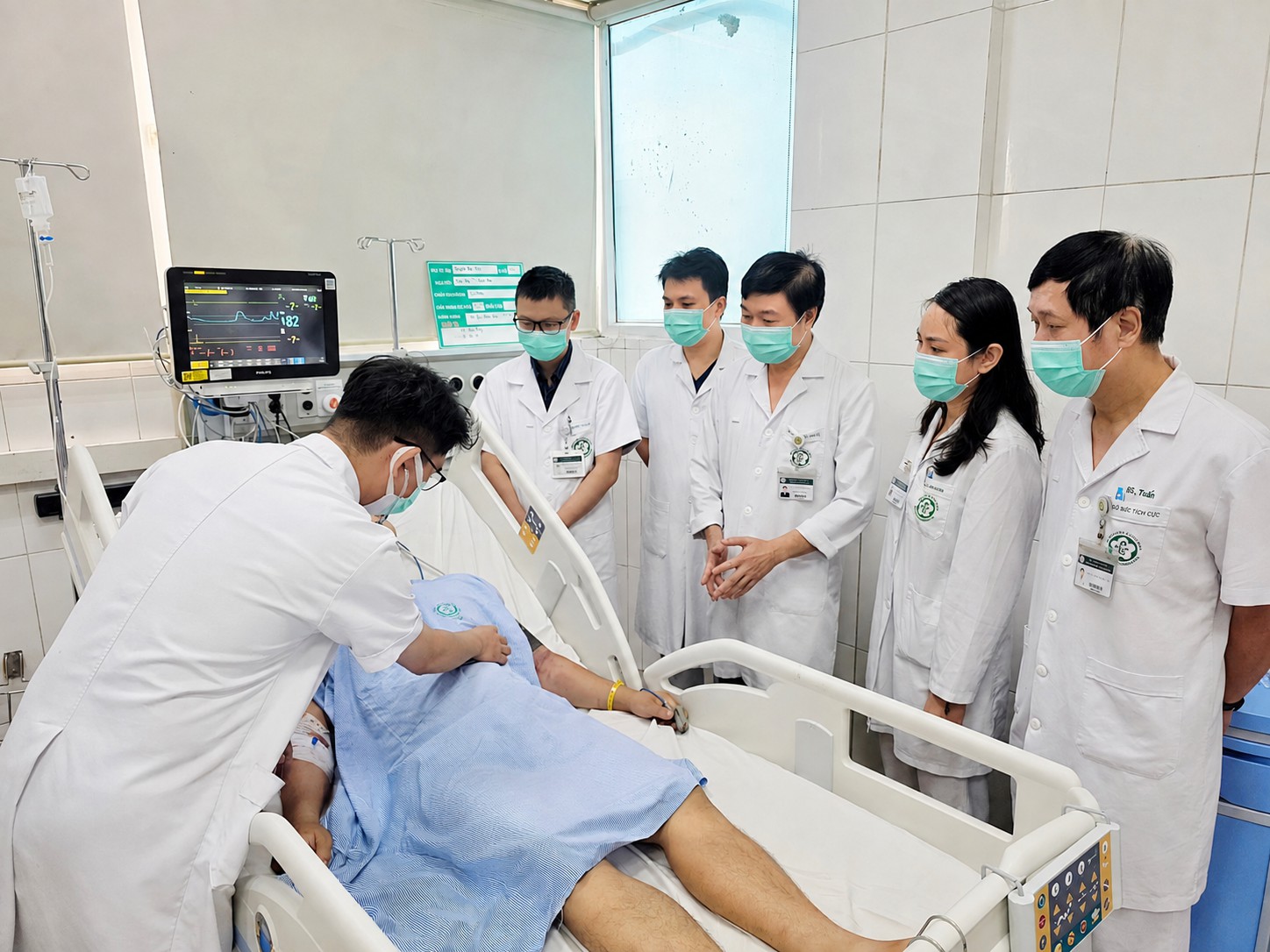 Khám bệnh cho nam bệnh nhân sốt rét ác tính