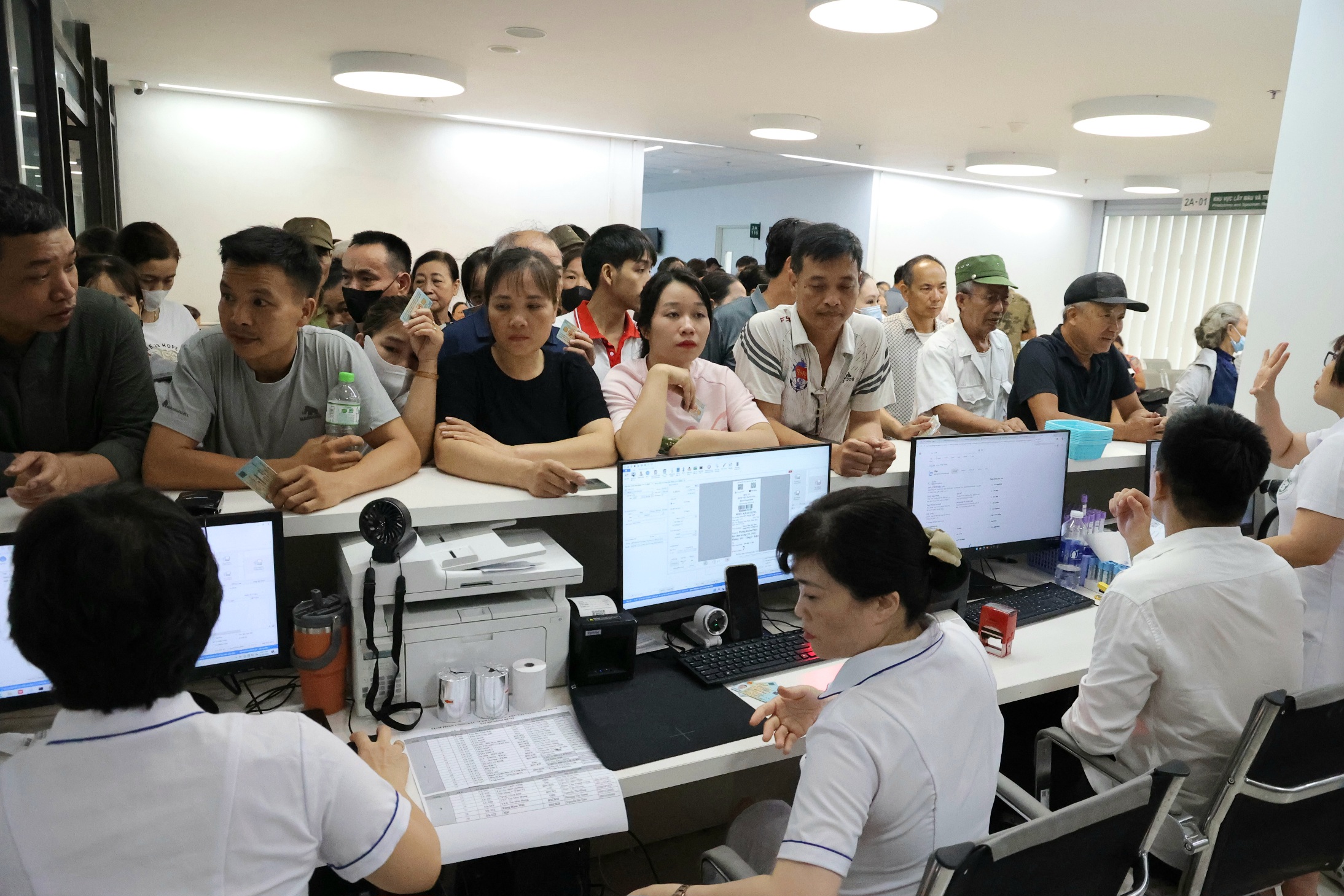 kham-benh-ninh-binh-1785068906743181137625 Cải cách chính sách BHYT cho người thu nhập thấp