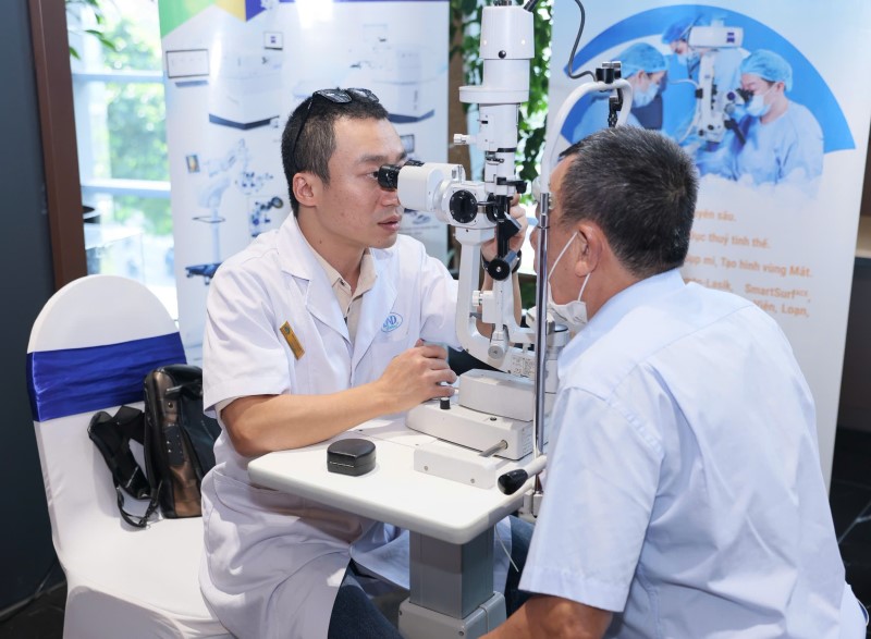 kham-mat-cho-nct-3-17592963160631417577731 Khô mắt nên kiêng gì để giảm khó chịu?- Ảnh 2.