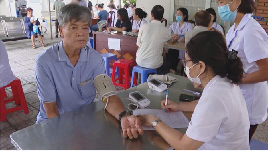 kham-suc-khoe-cho-nguoi-dan-17871495133101304697792 Sở Y tế TPHCM yêu cầu 81 phường, xã rà soát dữ liệu khám sức khỏe- Ảnh 1.