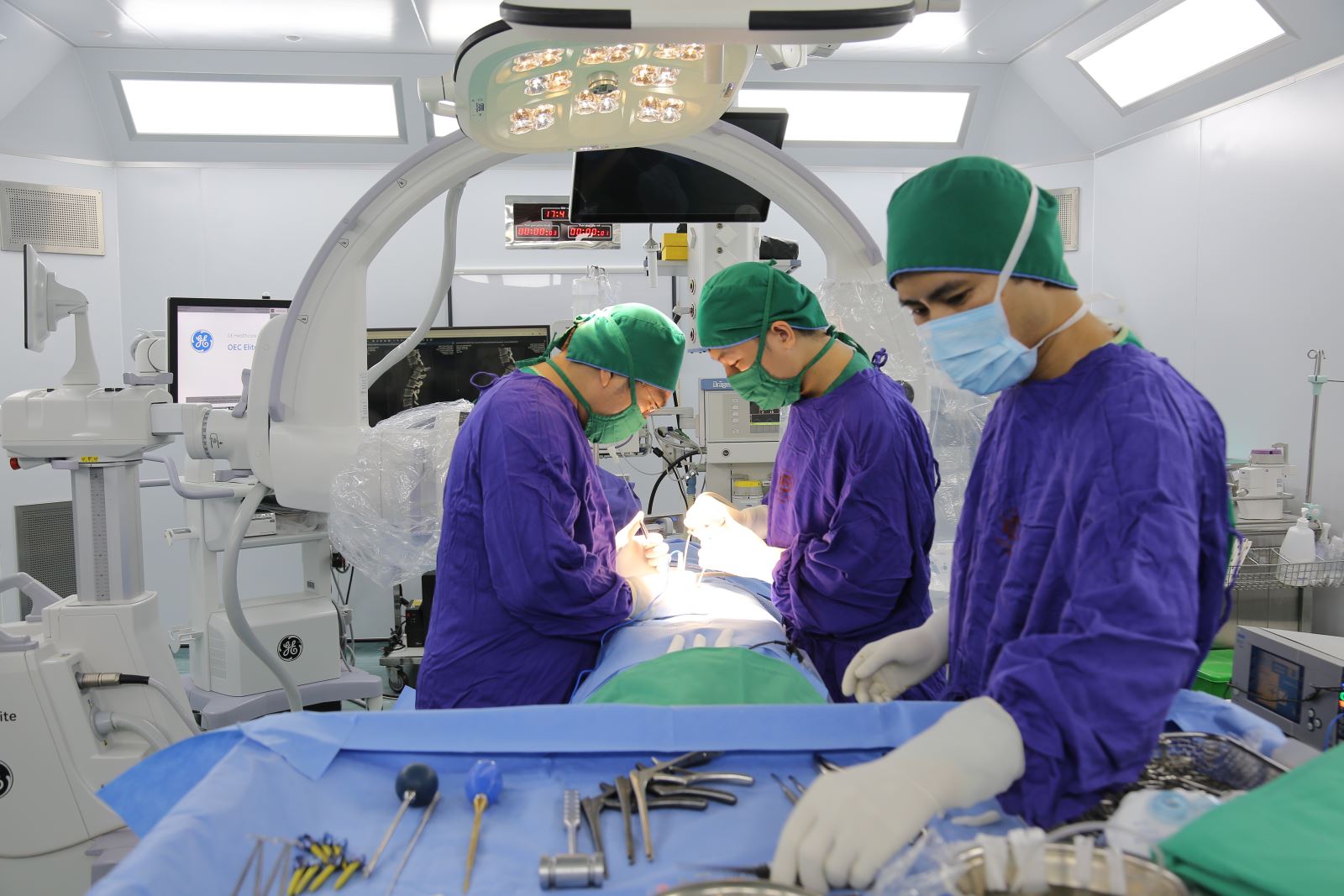Kíp bác sĩ ngoại thần kinh – cột sống thực hiện phẫu thuật cho bệnh nhân H.