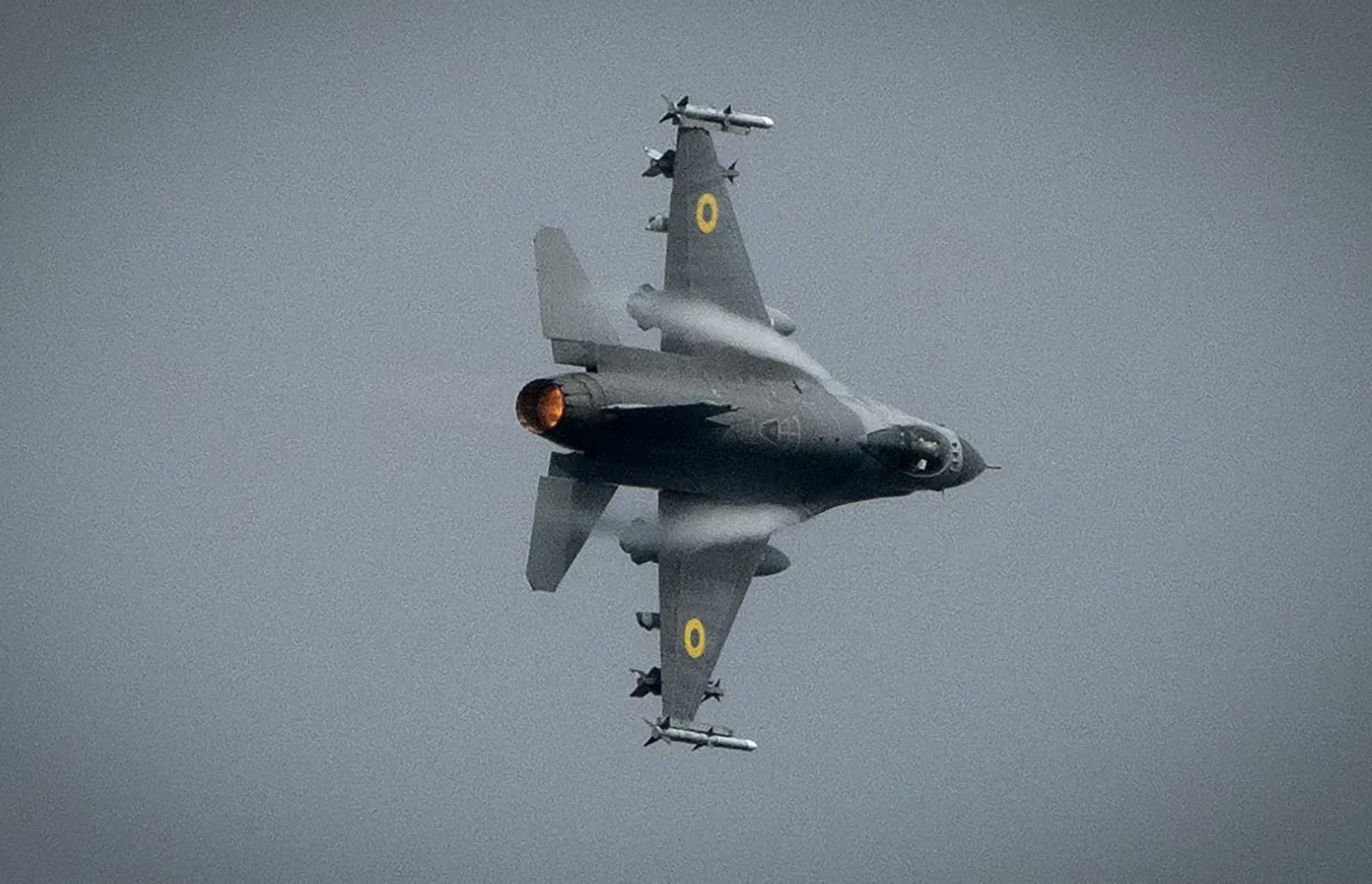 may-bay-f-16-cua-ukraine-17863212233871085483497 Tiêm kích F-16 Ukraine chiếm vai trò áp đảo trong cuộc săn tên lửa Nga- Ảnh 1.