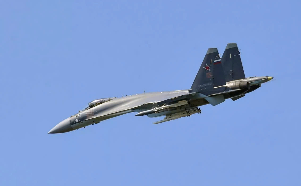 Tiêm kích Su-35 Nga phóng 'sát thủ diệt radar' Kh-31PM vào hệ thống Patriot Ukraine- Ảnh 1.
