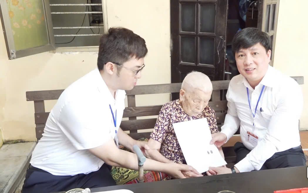 me-viet-nam-anh-hung-tran-thi-be-o-hai-phong-nhan-tien-ho-tro-tu-vingroup-17870226910251778561436 Hai Mẹ Việt Nam Anh hùng ở Hải Phòng nhận hỗ trợ gần 2 tỉ đồng- Ảnh 2.