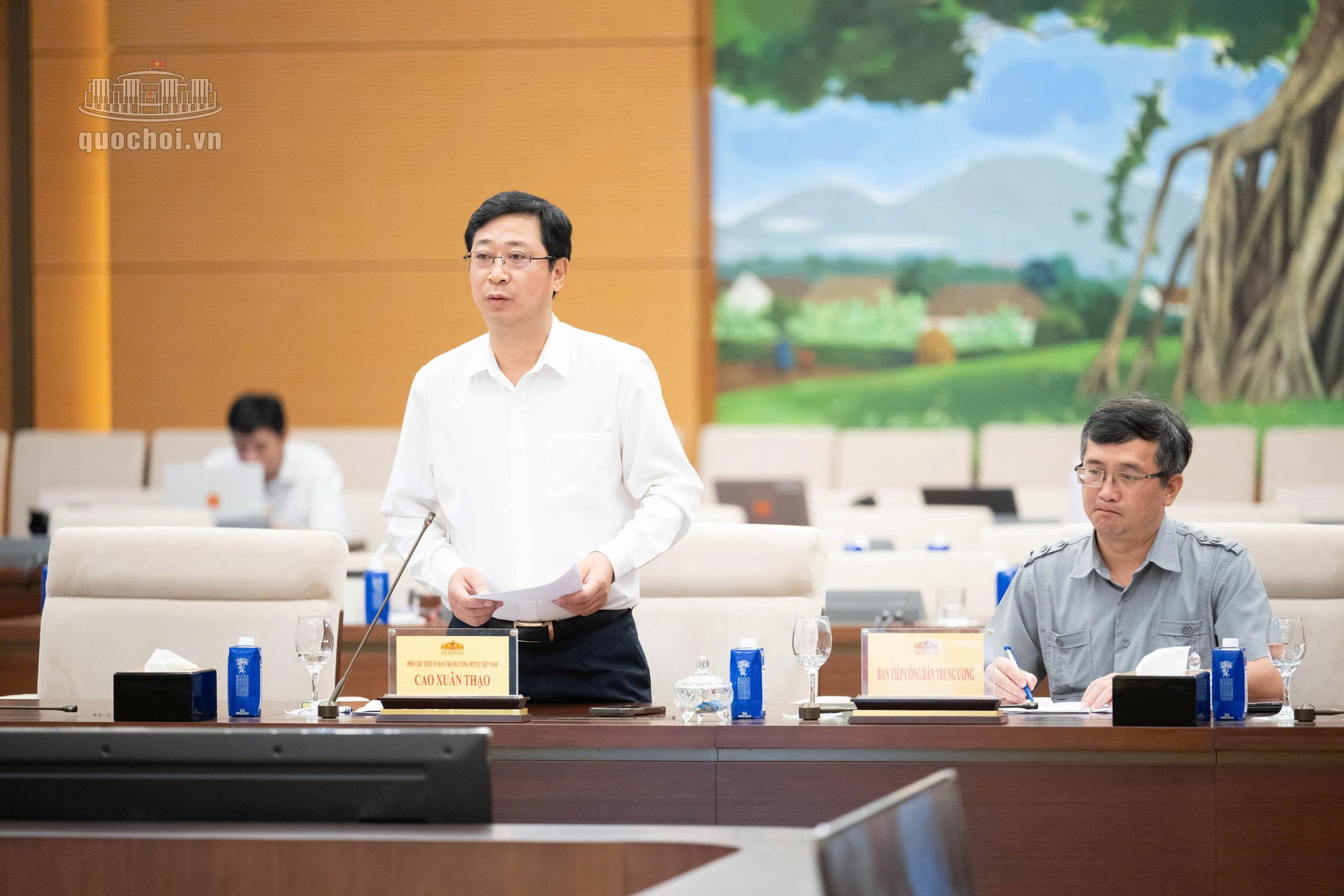 Cử Tri Bày Tỏ Quan Ngại Về Thời Tiết Cực Đoan và Các Thủ Đoạn Lừa Đảo