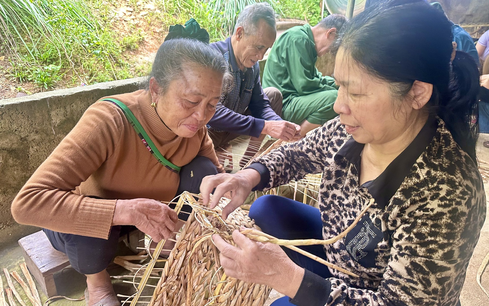 Làng đan nơm trăm tuổi lên 'chợ số'- Ảnh 10.